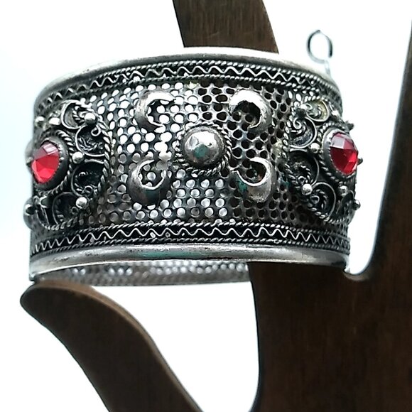 Vintage Silver Wide Filigree Hinged Bangle Bracelet with Red Glass Stones - Picture 11 of 16